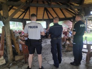 Policjanci na spotkaniu z dziećmi i patrolujący Polańczyk