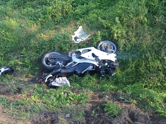 Rozbity motocykl leżący w rowie po zderzeniu z samochodem dostawczym w Babicy w powiecie strzyżowskim.