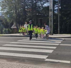 policjant i przedszkolaki na przejściu