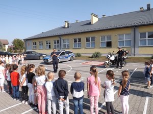 Policjanci podczas spotkania z uczniami.