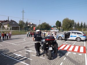 Policjanci podczas spotkania z uczniami.