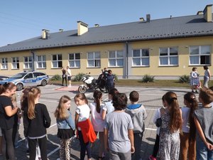 Policjanci podczas spotkania z uczniami.