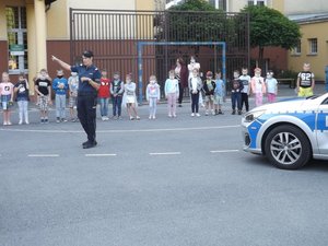 Policjanci podczas spotkania z uczniami.