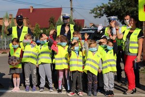 Policjanci podczas działań i uczniowie szkoły podstawowej w Trześni