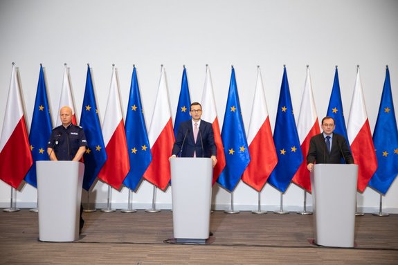 od lewej ge.insp. Jarosław Szymczyk, w środku premier Mateusz Morawiecki, po prawej stronie minister Mariusz Kamiński