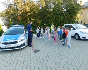 Zajęcia z dziećmi w szkole w Grzęsce