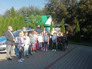 Zajęcia z dziećmi w szkole w Grzęsce