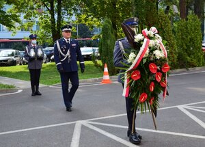 komendant wojewódzki policji składa kwiaty przed tablicami