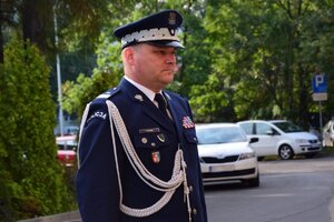 komendant wojewódzki policji składa kwiaty przed tablicami