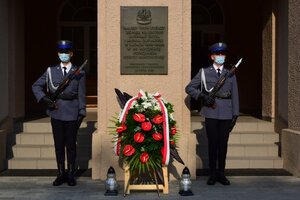 kwiaty przed tablicami memorialnymi