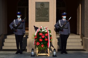 kwiaty przed tablicami memorialnymi