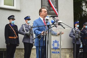 Fotografia kolorowa. Na zdjęciu Marszałek Województwa Podkarpackiego Władysław Ortyl, przy mównicy.