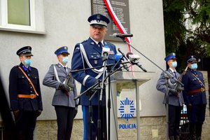 Komendant Wojewódzki Policji nadinspektor Henryk Moskwa przy mównicy. W tle tablica pamiątkowa.