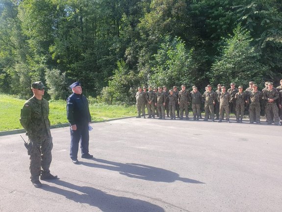 Policjanci i żołnierze Wojsk Obrony Terytorialnej podczas szkoelnia