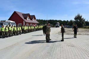 Żołnierze Wojsk Obrony Terytorialne na zbiórce przed ćwiczeniami bojowymi rozdzieleni zadań przez dowódcę