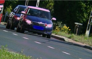 Ul. Warszawska w Tarnobrzegu. Dwa pojazdy osobowe, jadące z nadmierną prędkością.