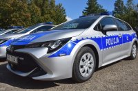 Nowe pojazdy hybrydowe marki Toyota Corolla przeznaczone dla policjantów ruchu drogowego. Na zdjęciu cztery samochody, oznakowane które trafią do funkcjonariuszy w Rzeszowie, Przemyślu i Łańcucie.