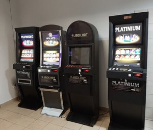 Cztery automaty do gier hazardowych