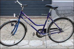 zdjęcie nr 2 rower marki Romet Touring koloru niebieskiego znaleziony w dniu 25 maja 2020r. przy ul. Mickiewicza 40, w Tarnobrzegu.