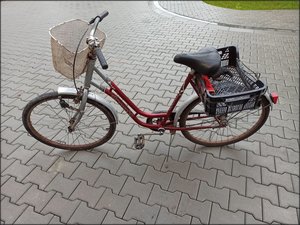 rower typu damka marki Amazonka w kolorze czerwonym, znaleziony  w dniu 27 maja br.    w rejonie skupu złomu w miejscowości Dąbrowica w gminie Baranów Sandomierski.