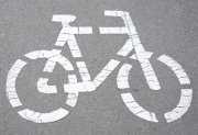 Rower w kolorze białym namalowany na drodze dla rowerów
