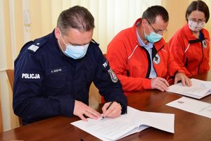 Komendant Wojewódzki Policji w Rzeszowie nadinspektor Henryk Moskwa wraz z przedstawicielami STORAT podpisują porozumienie.
