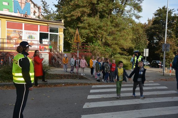 Policjanci uczą prawidłowego przechodzenia przez drogę najmłodszych uczestników ruchu drogowego - przechodzenie przez przejście dla pieszych