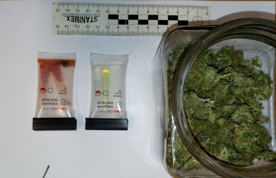 Zabezpieczone środki odymające w postaci marihuany( która znajduje się w słoju)  oraz testery narkotykowe