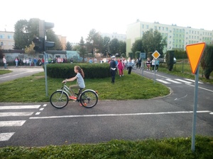 Uczennica na rowerze, pokonująca tor