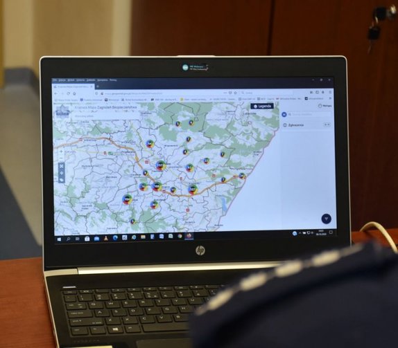 Monitor na którym wyświetlona jest aplikacja Krajowej Mapy zagrożeń Bezpieczeństwa.
