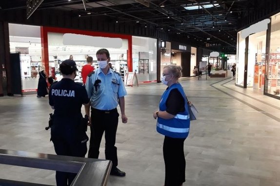 Policjantka, ochroniarz i kobieta w kamizelce w trakcie kontroli sklepu