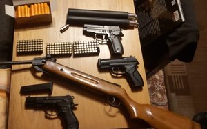pistolety i karabiny wraz z amunicją