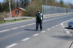 Policjant ruchu drogowego wskazujący sygnał do zatrzymania pojazdu