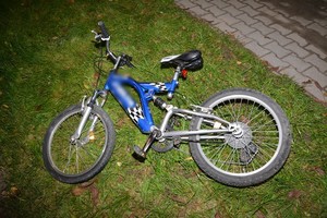 rower poszkodowanego chłopca leżący na trawie
