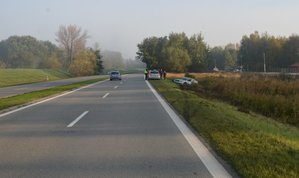 Ul.Wisłostrada w Tarnobrzegu, na poboczu pracują policjanci ruchu drogowego, którzy ustalają okoliczności zdarzenia w którym 24 - latek wjechał do rowu.