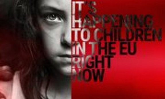 twarz dziewczynki, po prawej stronie napis It&amp;amp;#039;s happening to children in the EU right now