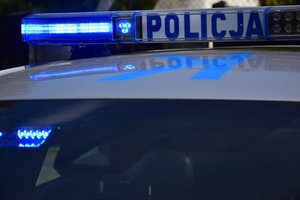 Policyjna belka z włączonymi niebieskimi światłami