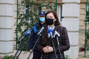 na zdjęciu wojewoda i w tle komendant policji podczas brifingu prasowego