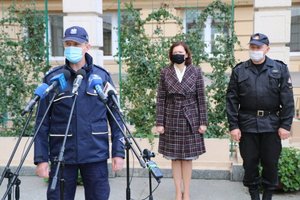 na zdjęciu wojewoda, komendant policji i komendant straży pożarnej podczas brifingu prasowego