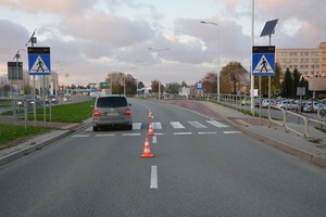 Miejsce potrącenia pieszej przy ul. Bieszczadzkiej w Krośnie, w tle uczestniczący w zdarzeniu volkswagen