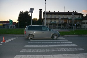 Miejsce potrącenia pieszej przy ul. Bieszczadzkiej w Krośnie, w tle uczestniczący w zdarzeniu volkswagen