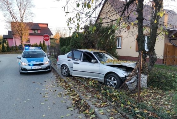 Zdarzenie drogowe samochód osobowy marki BMW wjechała w ogrodzenie posesji i uderzyła w drzewo