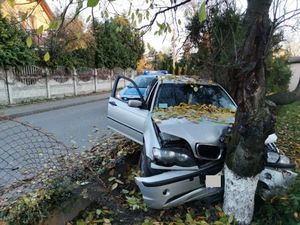 Zdarzenie drogowe samochód osobowy marki BMW wjechała w ogrodzenie posesji i uderzyła w drzewo