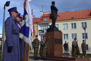 Policyjny poczet sztandarowy obok pomnika Lisa-Kuli