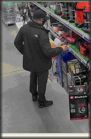 Mężczyzna podczas zakupów w sklepie Mrówka przy ul. Sikorskiego w Tarnobrzegu