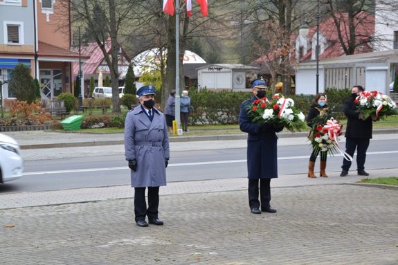 Komendanci składają kwiaty pod pomnikiem: od lewej podinsp. Aleksander Szymaszek, obok niego st.kpt. Emil Szmyd