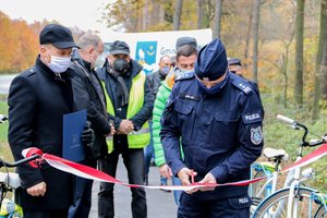 Komendanta Powiatowy Policji na otwarciu ścieżki rowerowej wraz z zaproszonym gośćmi.