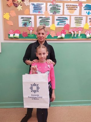 na fotografii Lena Wilk z Szkoły Podstawowej w Kiełkowie wraz z nauczycielką, w rękach trzyma nagrodę od Komendanta Powiatowego Policji w Mielcu