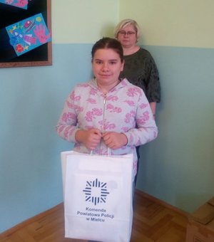Anita Rokoszak z Szkoły Podstawowej w Borkach Nizińskich, III miejsce w etapie powiatowym konkursu, dziewczynka na fotografii jest wraz z nauczycielką, w rękach trzyma nagrodę