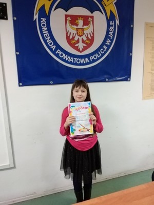 fotografia dziewczynki z dyplomem